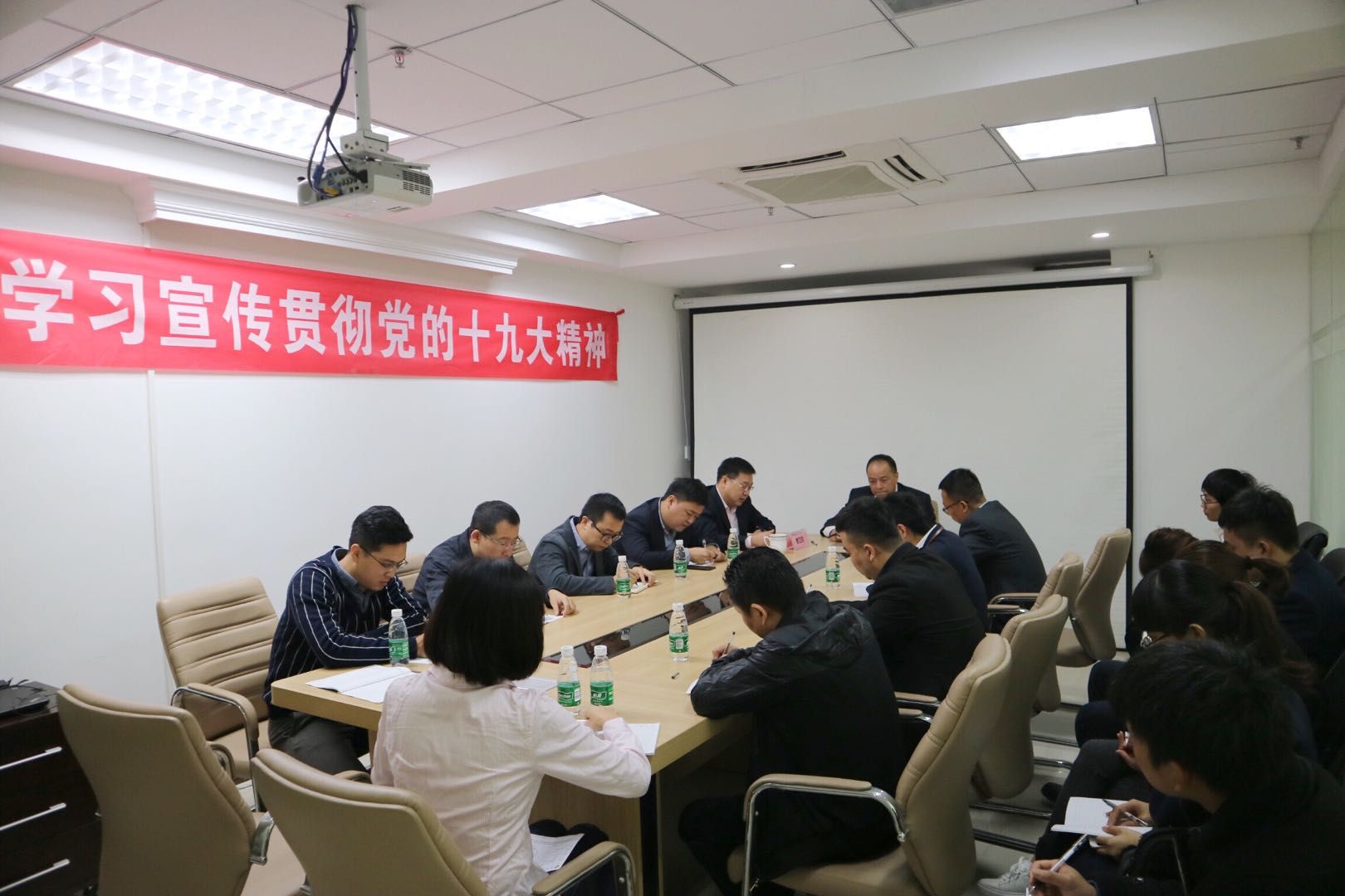 國貿(mào)公司黨委書記、總經(jīng)理曹富根到基層單位宣講黨的十九大精神